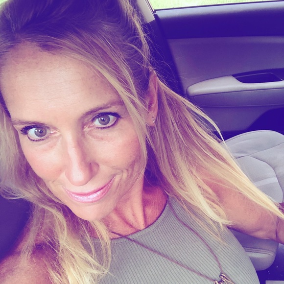 Meet your Posher, Jennifer - Picture 1 of 2